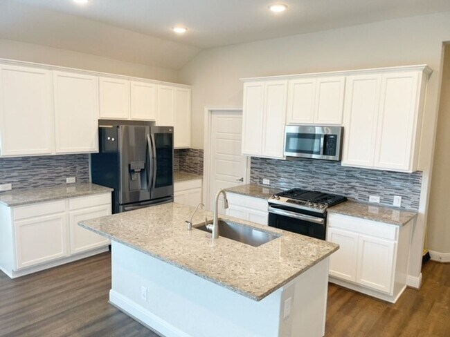 Building Photo - This stunning, 4BED/2BATH, well maintained...