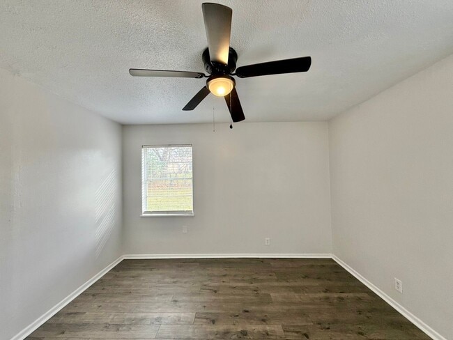 Building Photo - Tour Today! 3 Bed 1 Bath home in Tyler!