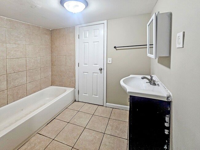 Building Photo - Spacious 4 Bedroom Home Near University Av...
