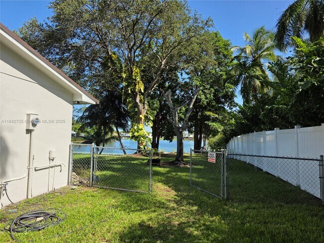 Building Photo - 13920 Kendale Lakes Blvd