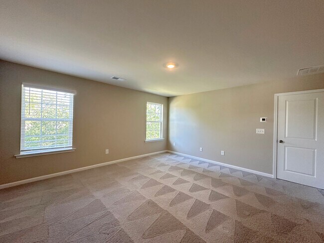 Building Photo - Spacious 4BR Home with Private Backyard Oasis