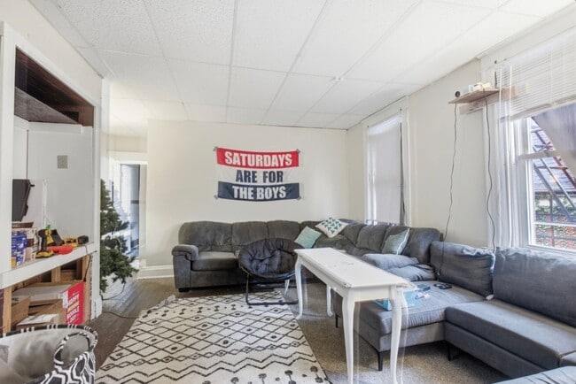 Building Photo - 2342 Stratford Ave