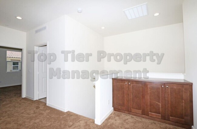 Building Photo - ***Charming 3 bed / 2.5 bath Townhome in O...