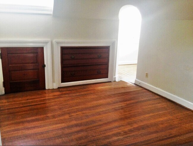 Building Photo - THREE 2 BEDROOM APARTMENTS IN THIS BUILDIN...
