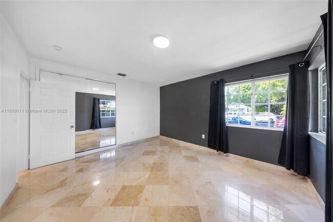 Building Photo - 1700 N Treasure Dr