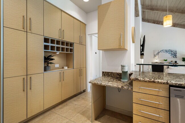 Building Photo - 521 Desert W Dr
