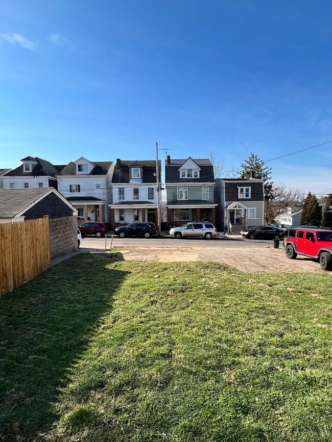 Building Photo - Updated 4BR / 2 Bath Home with off-street parking!