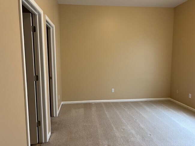 Building Photo - 724 Olde English Cir