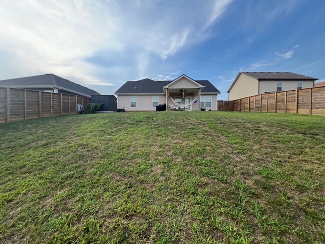 Building Photo - 3 Bedroom 2 Bathroom Home