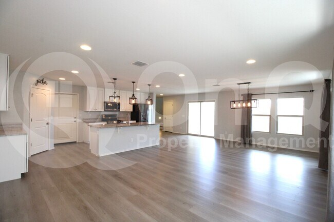 Building Photo - 16401 W Latham St