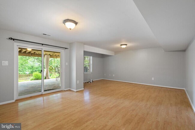 Building Photo - 8527 Silverview Dr