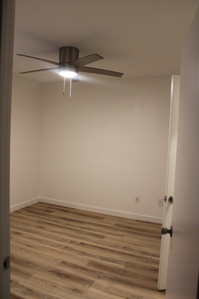 Building Photo - 2106 Rainbow Dr
