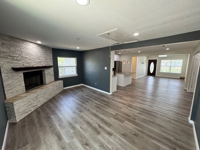 Building Photo - Ready For Move In - Nicely Renovated Large...