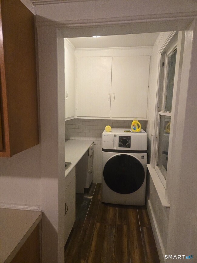 Building Photo - 867 Elm St