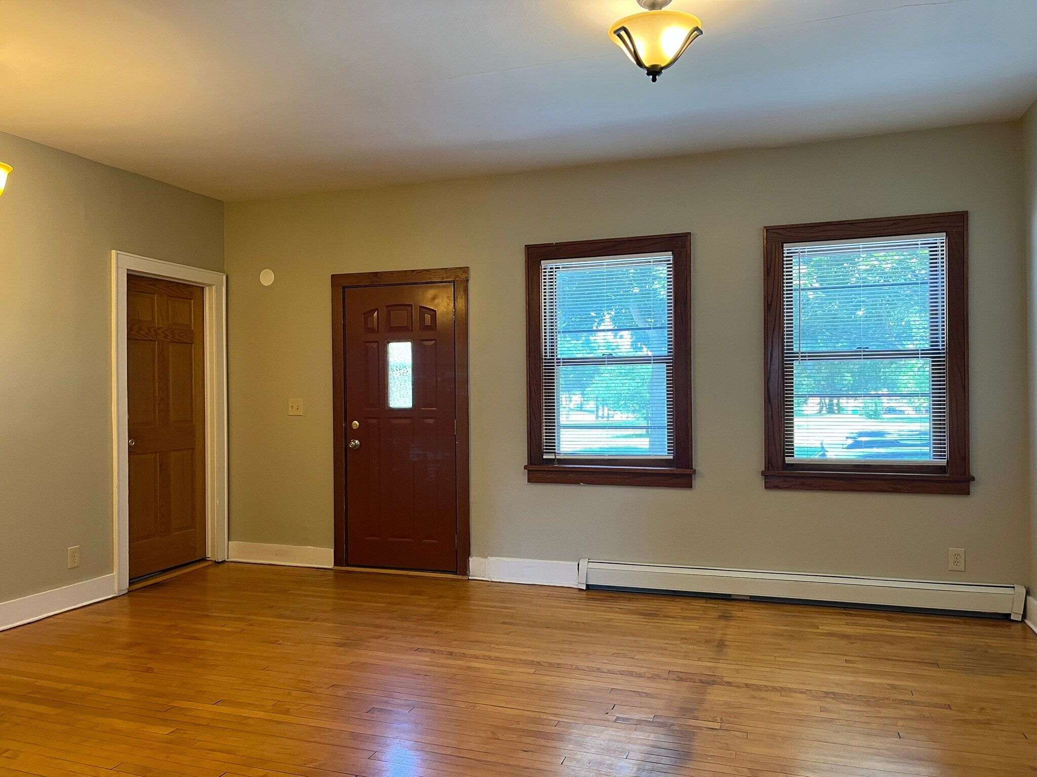 Building Photo - 1211 E Saveland Ave