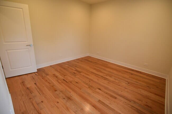 Building Photo - 1161 W Lunt Ave