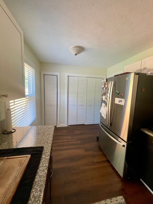 Building Photo - Beautiful newly renovated 3 bedroom 2 bath...