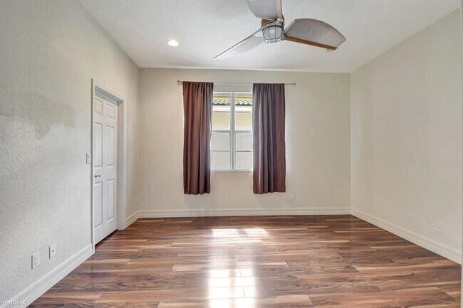 Building Photo - 4 br, 3.5 bath Townhome - 1125 NW 18th Ave