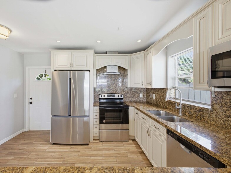 Building Photo - 3561 Oberon Ave