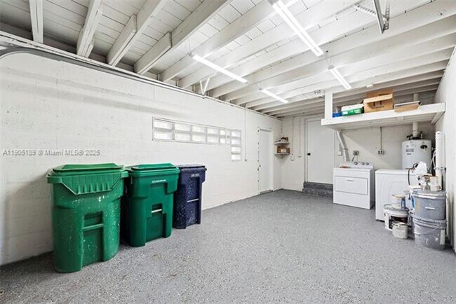 Building Photo - 9411 Jamaica Dr