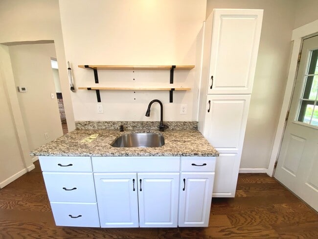 Building Photo - Spacious 4 Bed/1 Bath Home in Beechview-Convenient to Downtown! Available 7/5