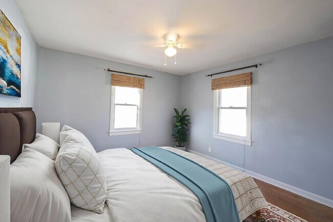 Building Photo - "Charming 2-Bedroom Duplex with Cozy Fireplace on Washington Blvd – Your Ideal Indianapolis Retre...