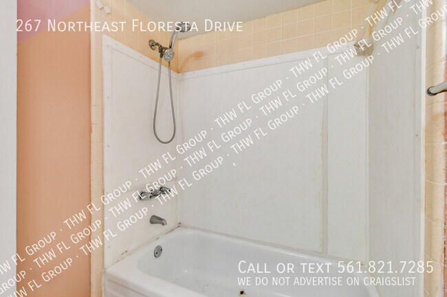 Building Photo - 267 NE Floresta Dr