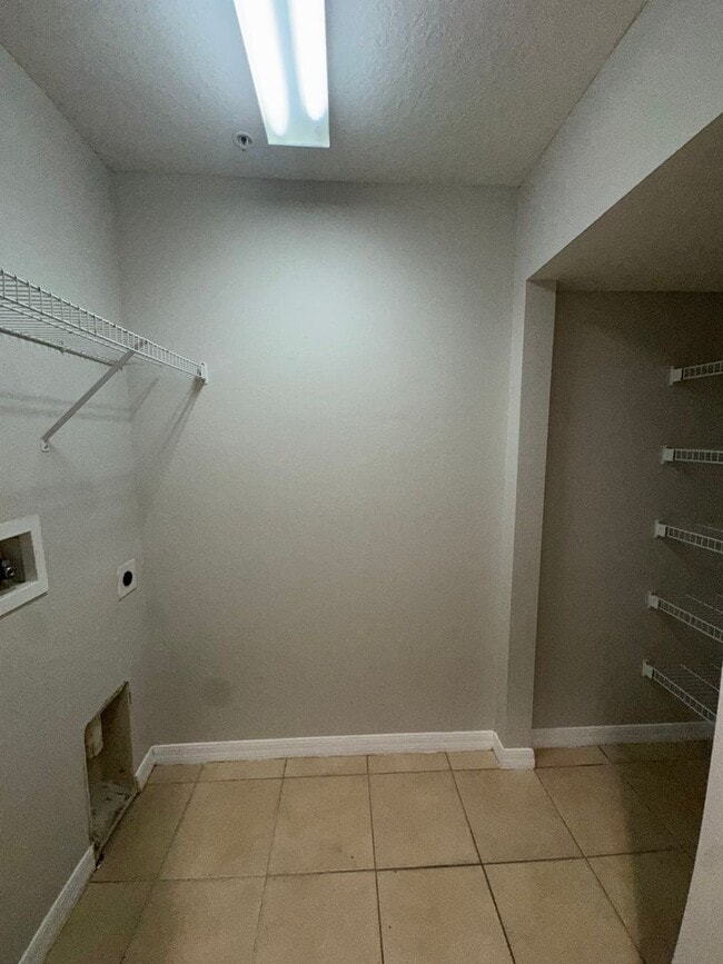 Building Photo - 3BD / 2.5BA Carriage Home