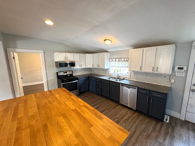 Building Photo - 1242 Cottage Ave