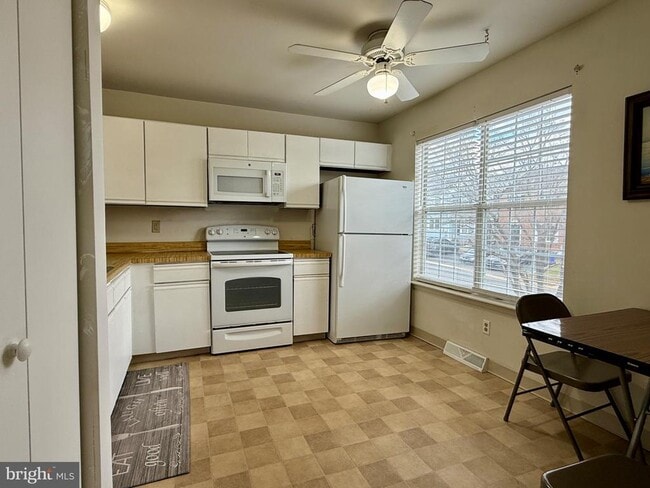 Building Photo - 9 Ingrid Ct