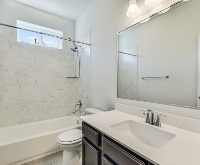 Building Photo - PRELEASING FOR BEGINNING OF JUNE! Walking Distance to Fun, Food and Friends!