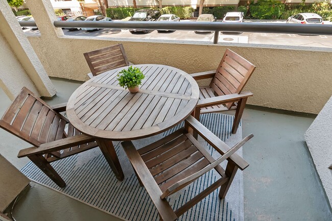 Building Photo - Great Woodland Hills Location!