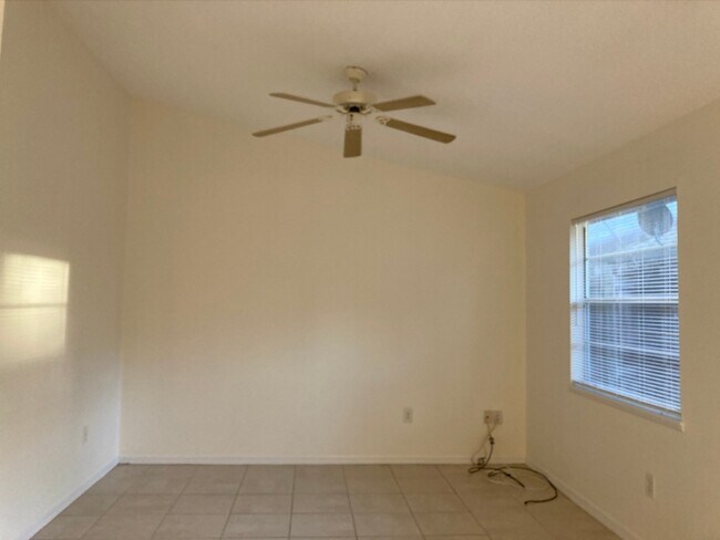 Building Photo - 1210 6th Dr