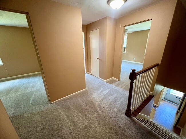 Building Photo - 3 Bedroom Apartment Available in Harrisburg!