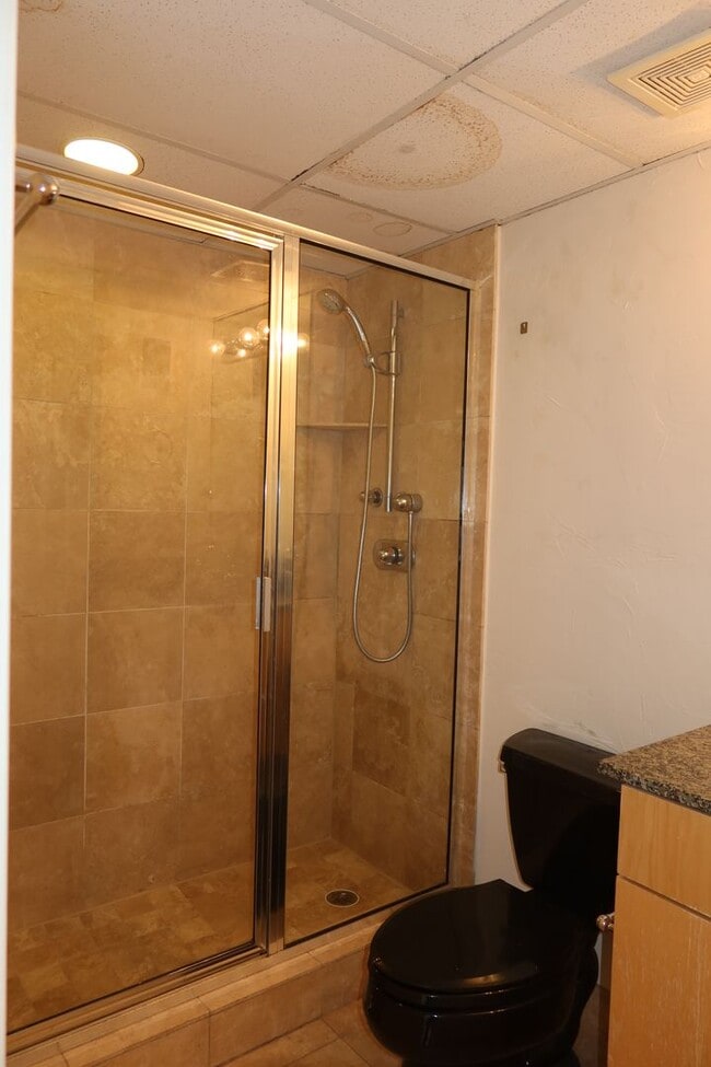 Building Photo - Downtown Studio / Home Office / All Bills ...