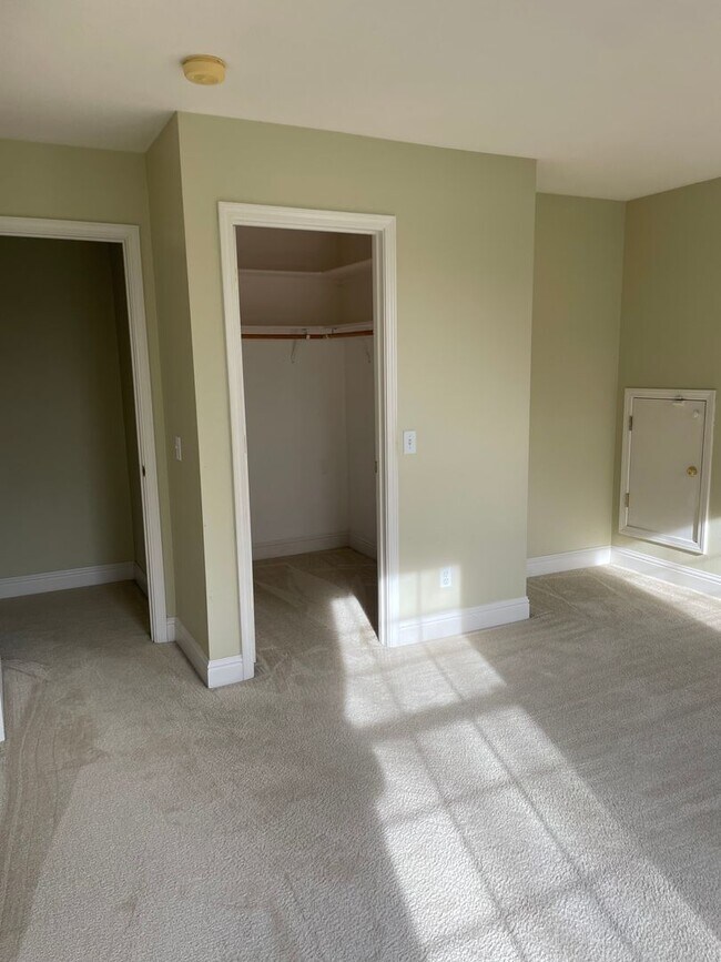 Building Photo - Luxury Living in The Knolls