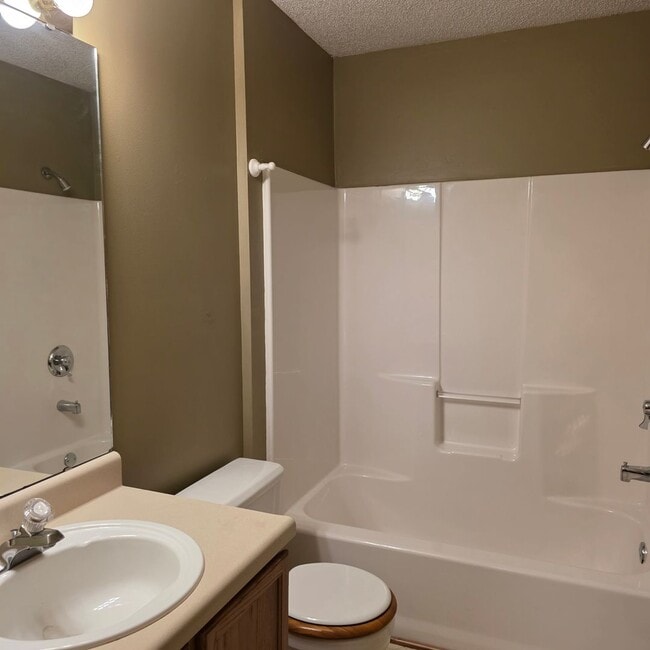 Building Photo - Great 3 bed 2 bath with a 2 car garage