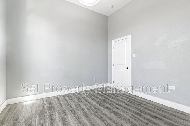 Building Photo - 1030 Vine St