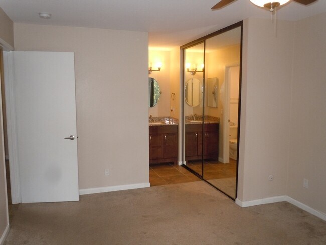 Building Photo - Excellent 2 bedroom 2 bathroom single story condo with private backyard.