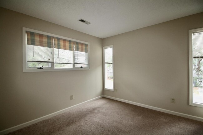 Building Photo - 32 Westlake Pointe Dr