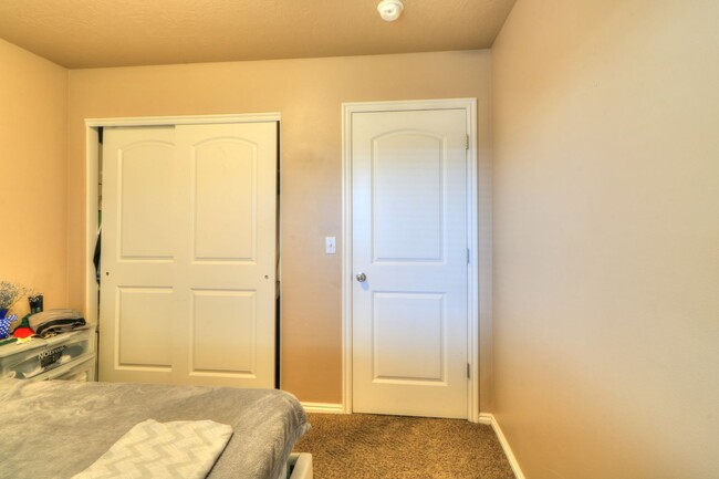 Building Photo - 3 bedroom 2.5 bath townhome in Orem