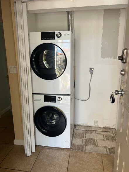 Building Photo - 2587 Cyprus Dr