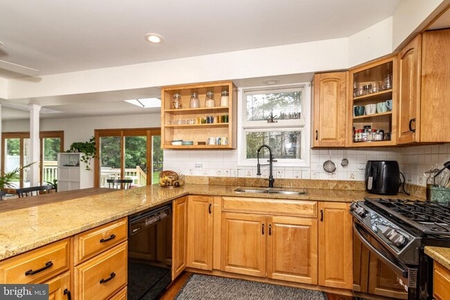 Building Photo - 1800 Lark Ln