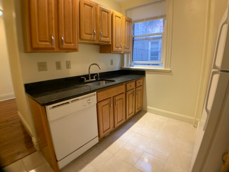 Building Photo - 100 Queensberry St