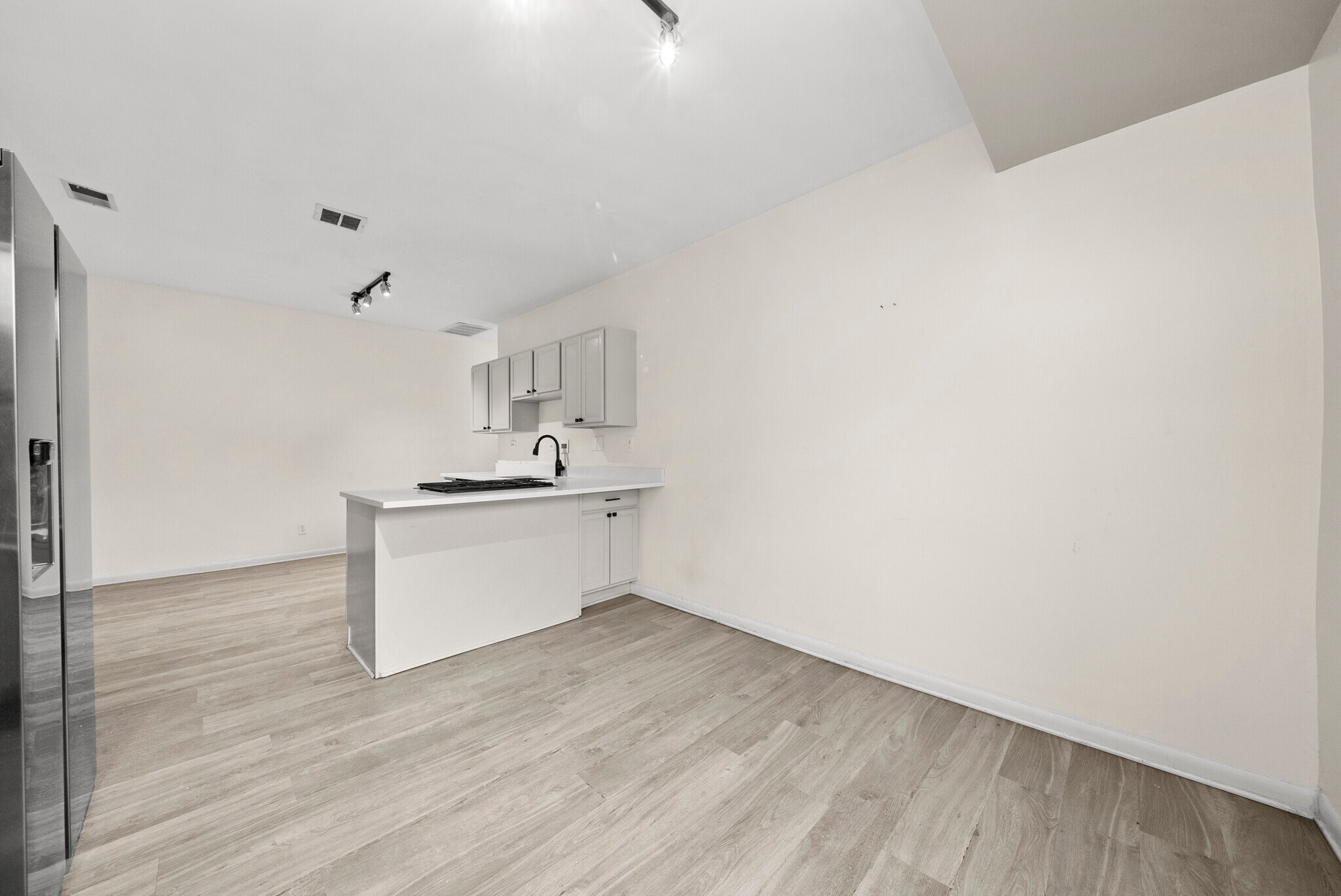 Building Photo - 2060 W Fargo Ave