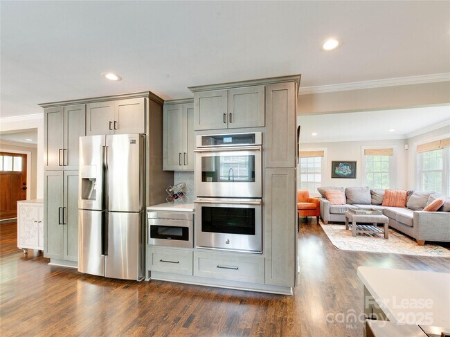 Building Photo - 823 Sedgefield Rd