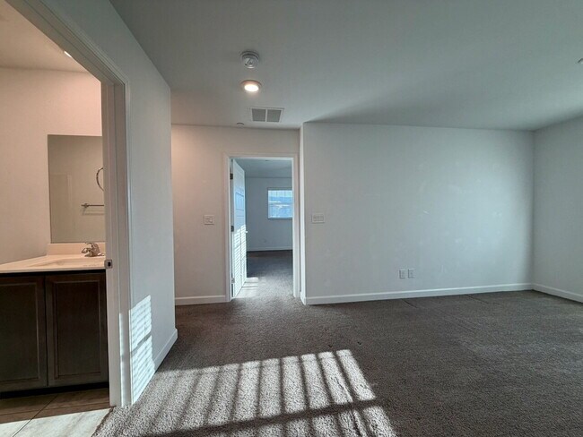 Building Photo - 3 BED 2.5 BATH 2 CAR GARAGE TOWNHOUSE IN CADENCE HENDERSON WITH LOFT
