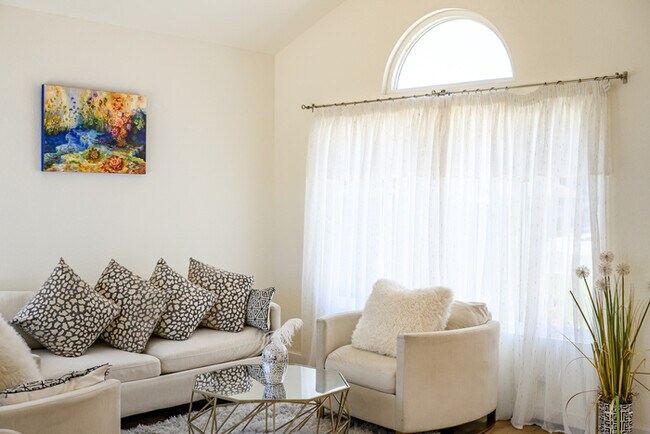 Building Photo - Luxe Spacious Home Near Parks Fully Equipped