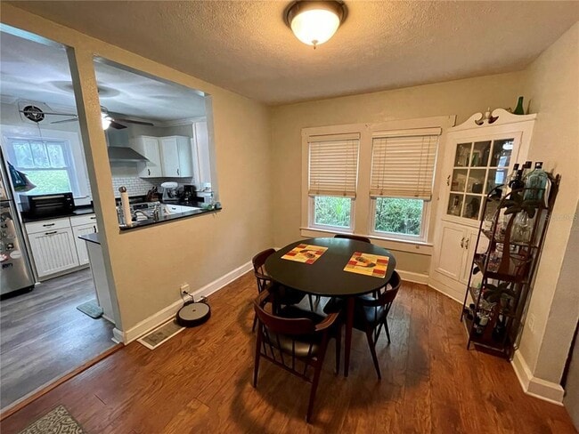 Building Photo - 2120 8th Ave W