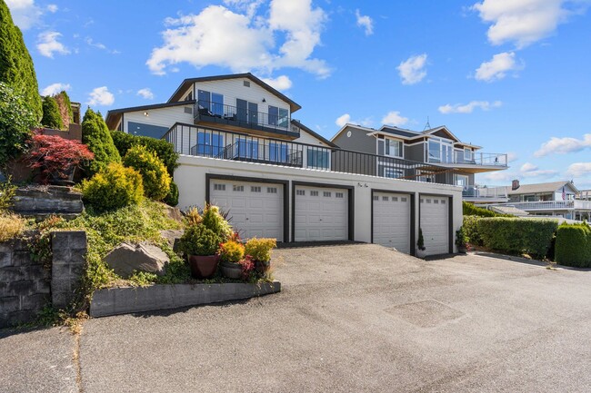 Building Photo - Mukilteo Old Town 5 Bedroom View Home